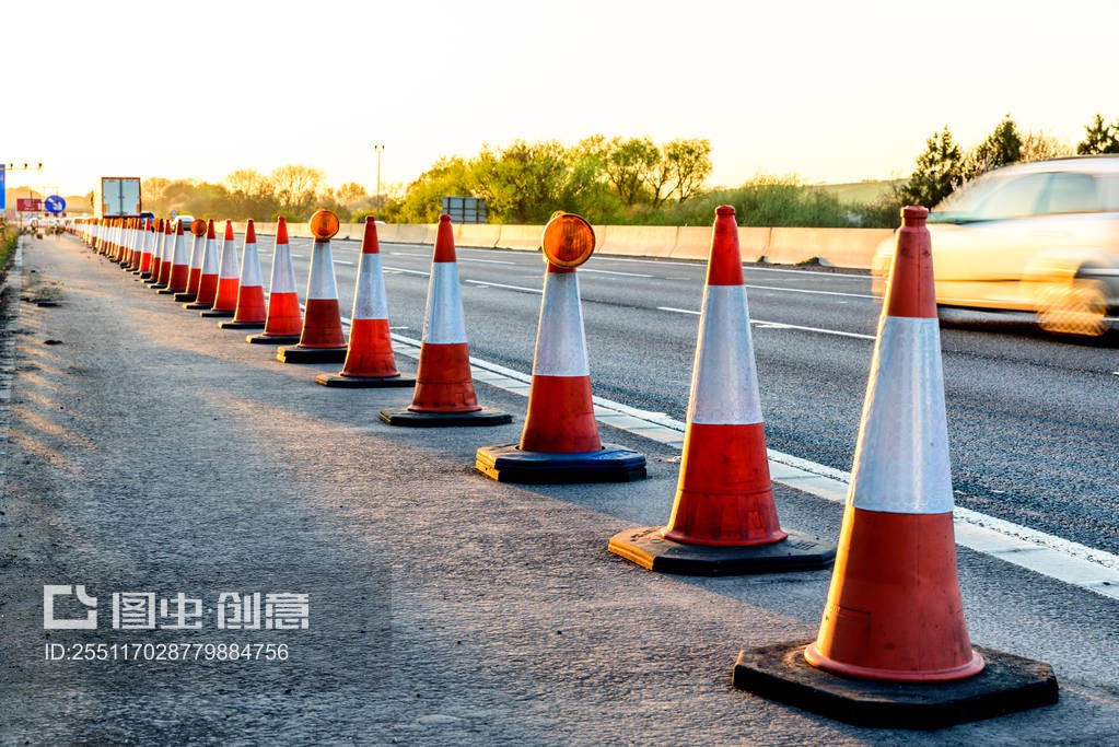 晚景英国高速公路服务道路工程锥体Evening view UK Motorway Services Roadworks Cones